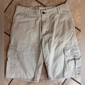 😘 Boys Wranglers Khaki Cargo Shorts in Size 14 regular and like new